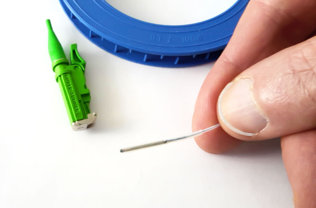 Fiber_Sensor_in_Hand-weiss_01